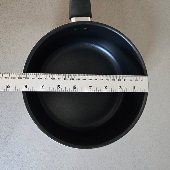 Simply Essential Nonstick Saucepan with Lid 3 qt / 2.8 L capacity - Picture 3 of 16